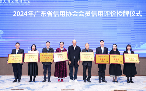 喜报！IM体育园林荣获两项殊荣：AAA信誉评级、“先进环卫企业”称号